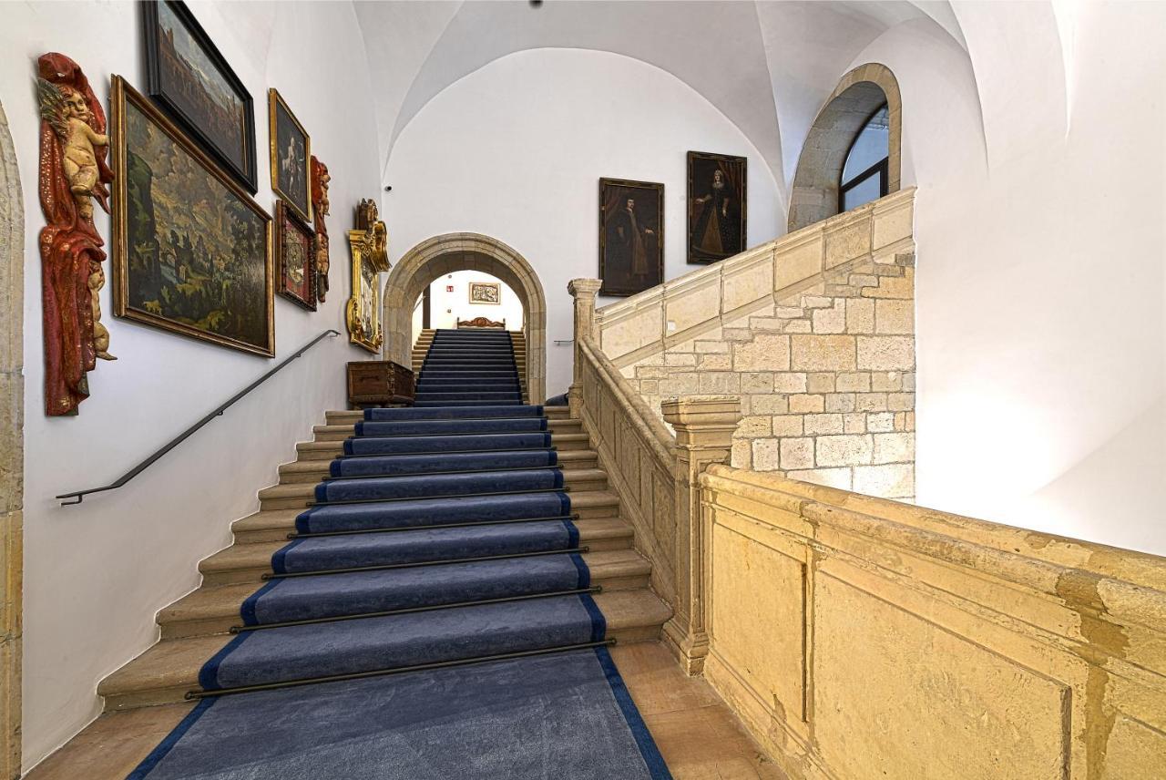 Parador De Turismo De Leon Luaran gambar The staircase