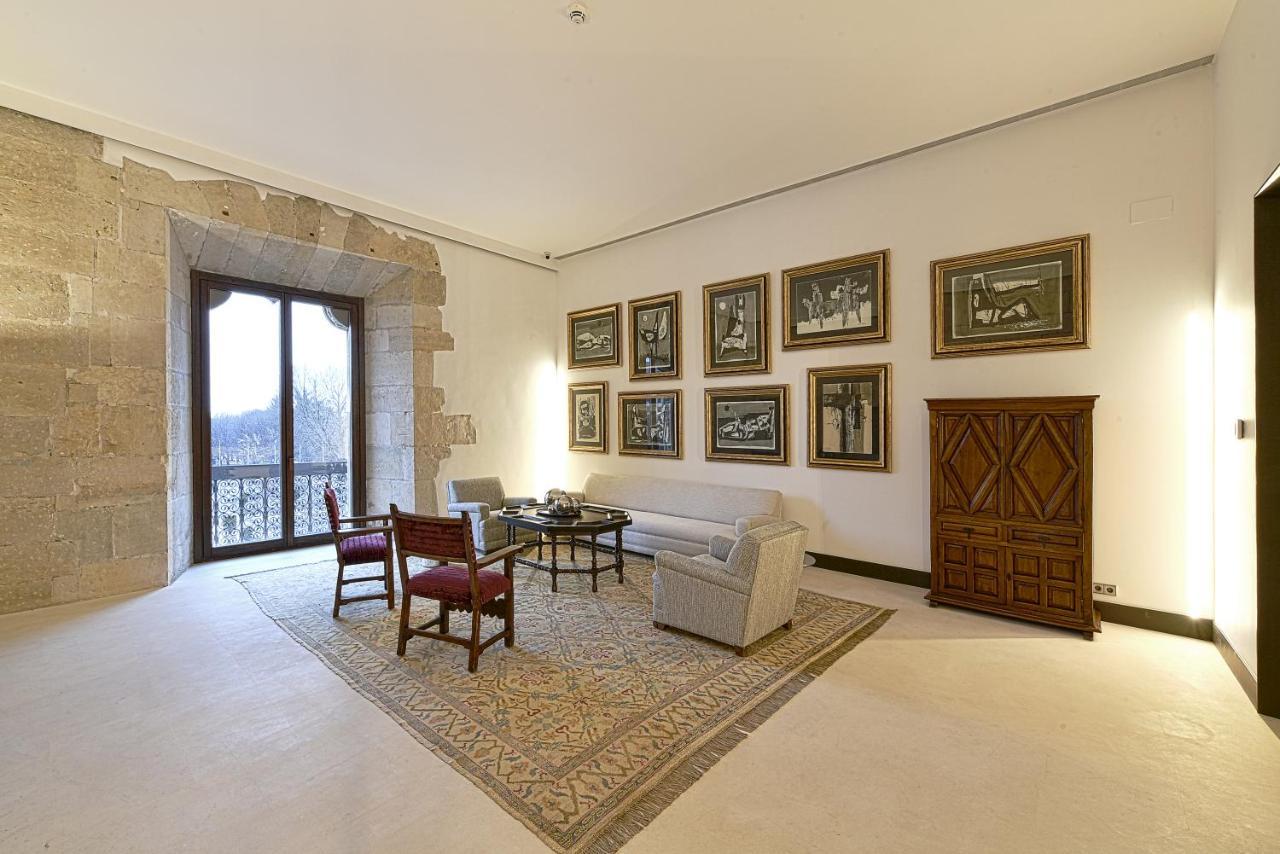 Parador De Turismo De Leon Luaran gambar The living room of the suite